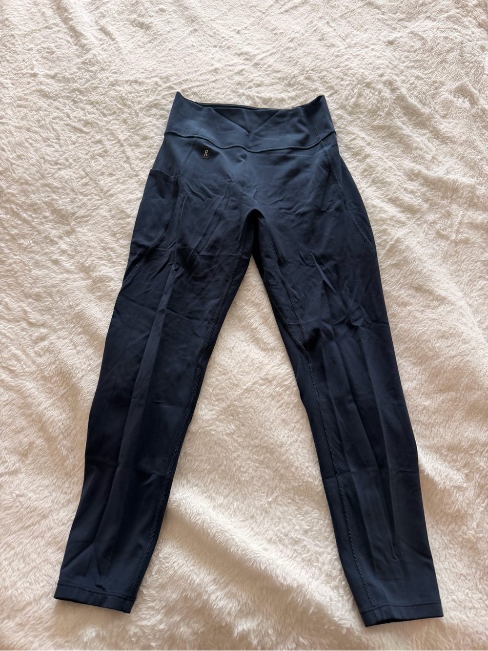 NWOT on cloud Women's High-Waist Navy Performance Leggings